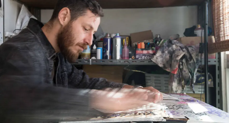 Asem Navarro muralista profesional trabajando · El Arte Urbano