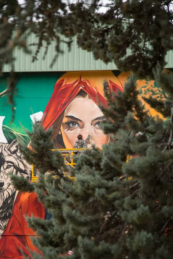 Mural de Caperucita Roja con lobos en colegio Martínez Montañés