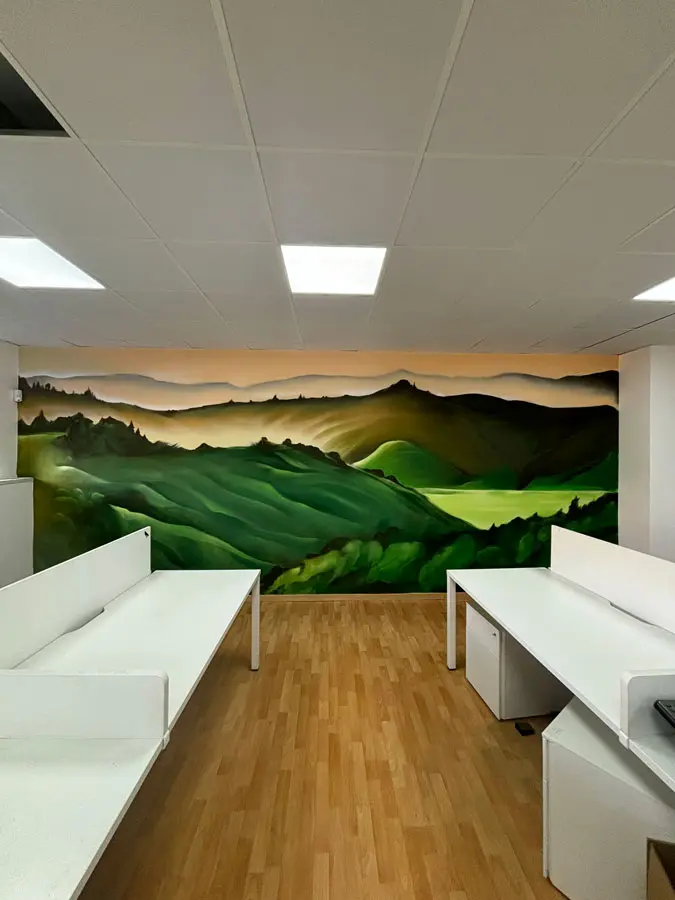 Paisaje mural en call center de Euromaster con montañas verdes