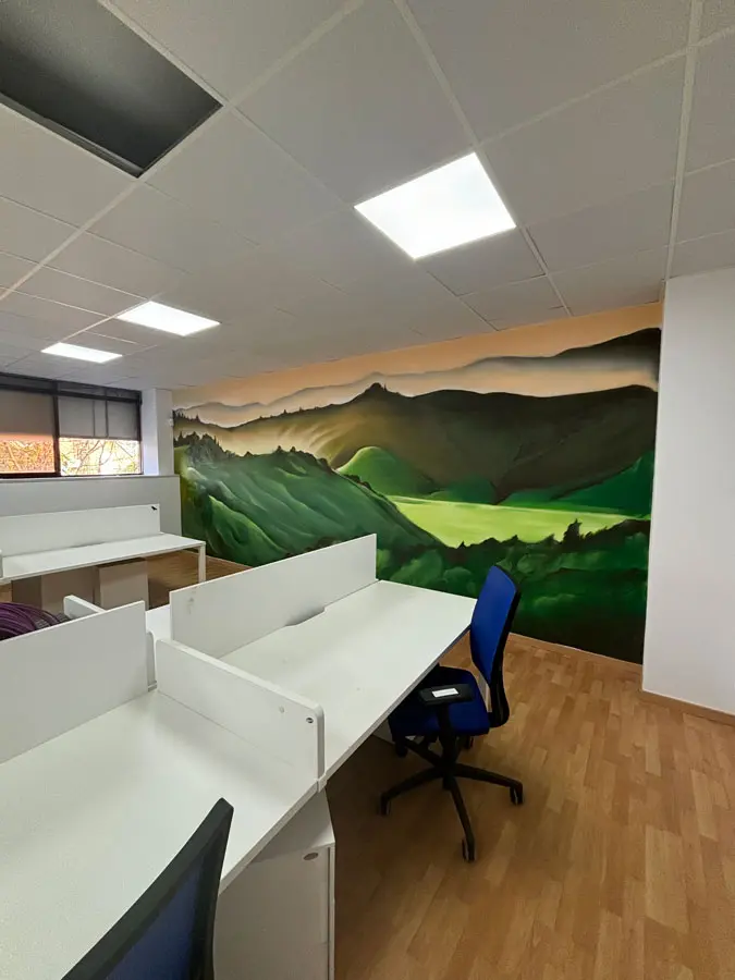 Paisaje mural en call center de Euromaster con montañas verdes