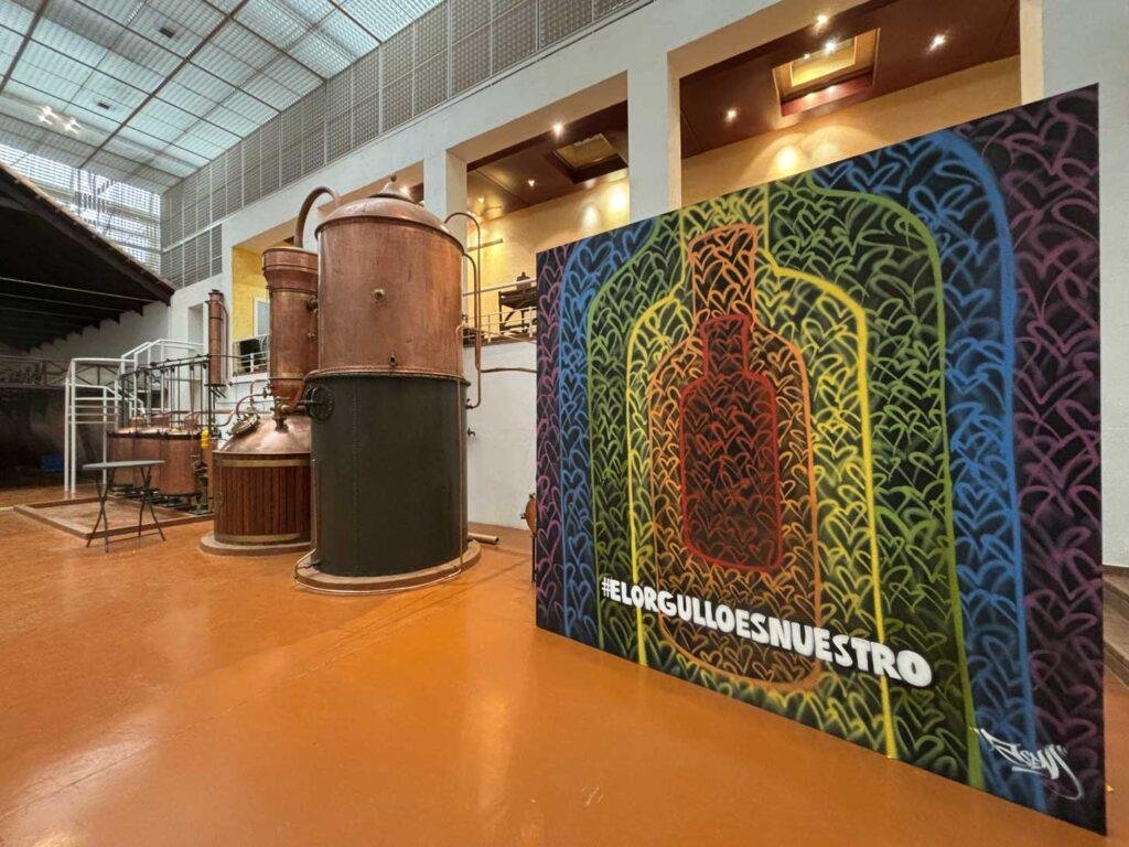 Mural por la diversidad para Pernod Ricard con asistentes posando frente al photocall LGTBIQ+