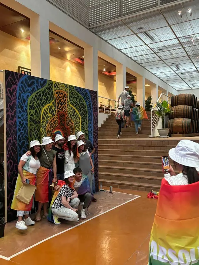 Mural interior para Pernod Ricard junto a alambiques de cobre en fábrica