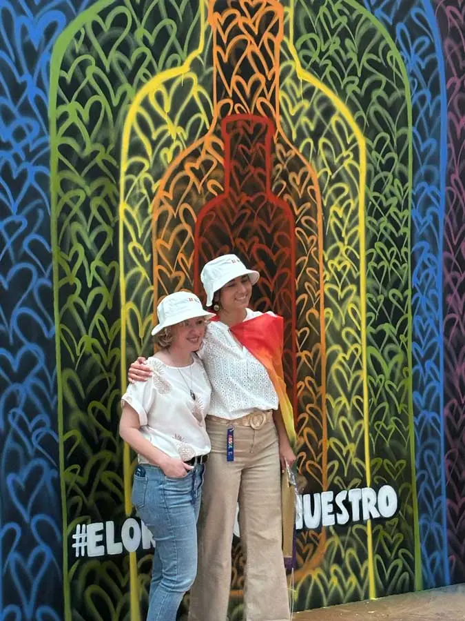 Detalle artístico del mural por la diversidad con colores arcoíris y alambique desenfocado