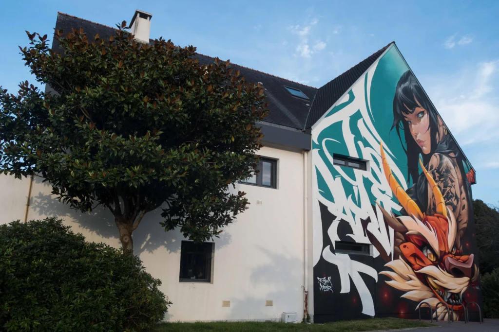 Retrato moderno de Mulán y dragón oriental en mural artístico en Queven