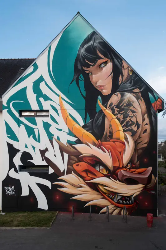 Retrato moderno de Mulán y dragón oriental en mural artístico en Queven