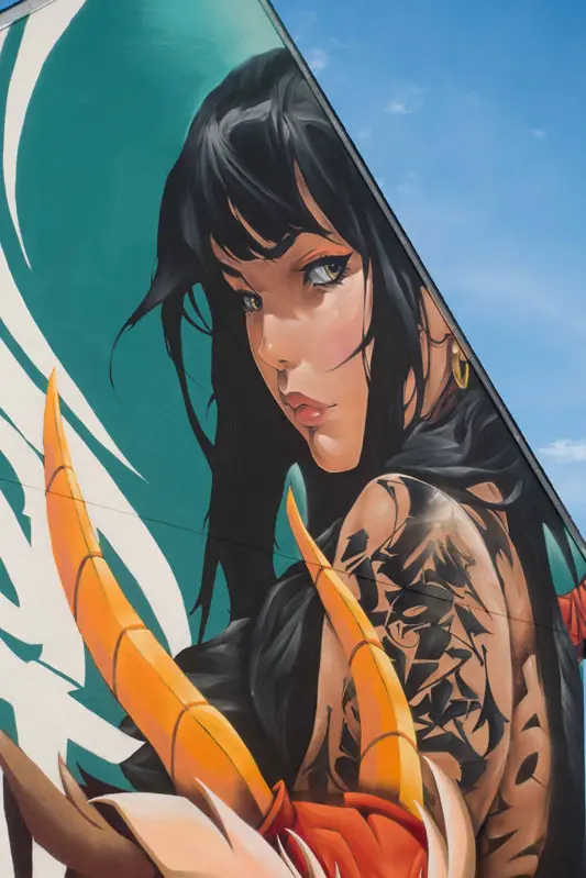 Retrato moderno de Mulán y dragón oriental en mural artístico en Queven