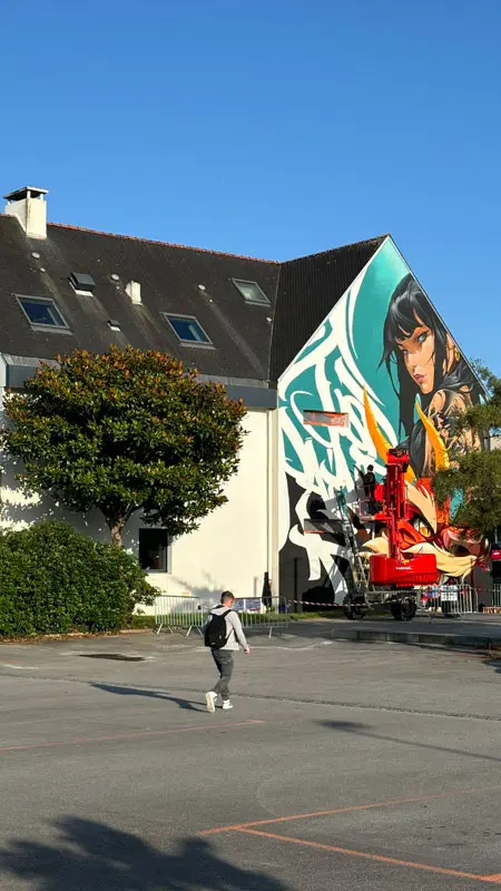 Retrato moderno de Mulán y dragón oriental en mural artístico en Queven