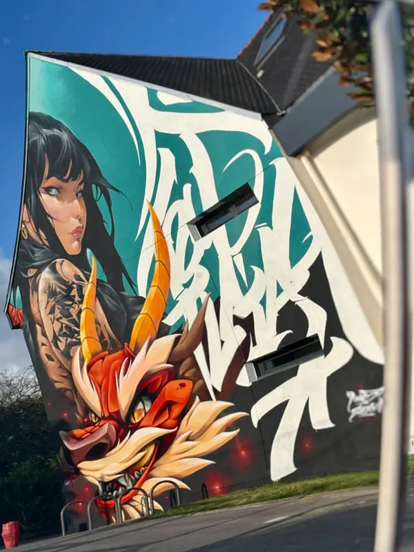 Retrato moderno de Mulán y dragón oriental en mural artístico en Queven