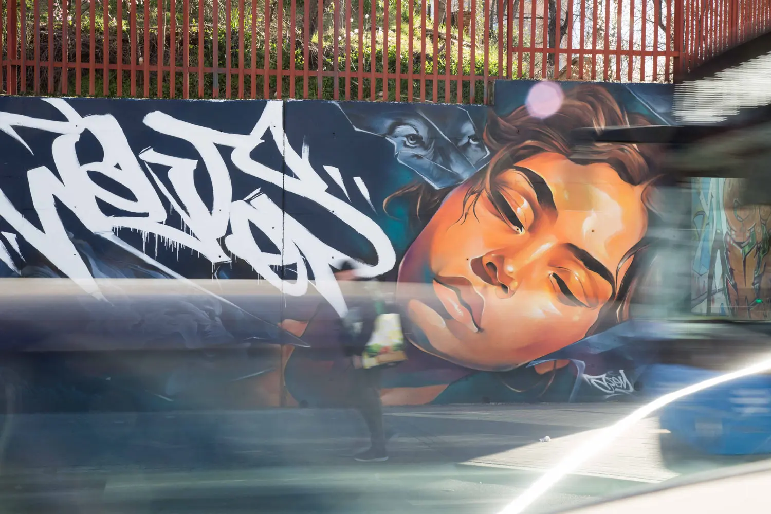 Mural en fachada y acceso exterior del Colegio Gregorio Marañón