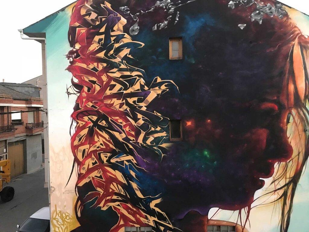 Graffiti artístico en fachada del Museo Arqueológico de Cacabelos en León