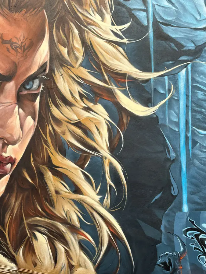 Graffiti mural artístico en fachada institucional de Xeraco