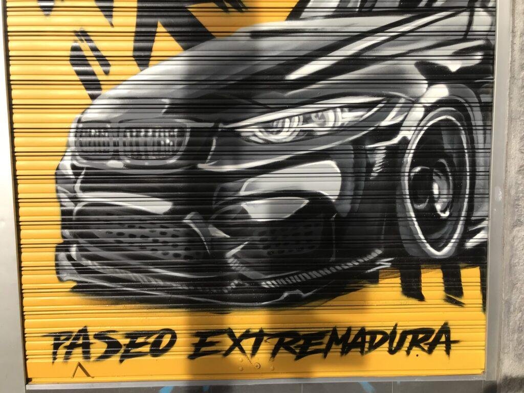 Graffiti BMW negro en persiana de Gala en Paseo de Extremadura