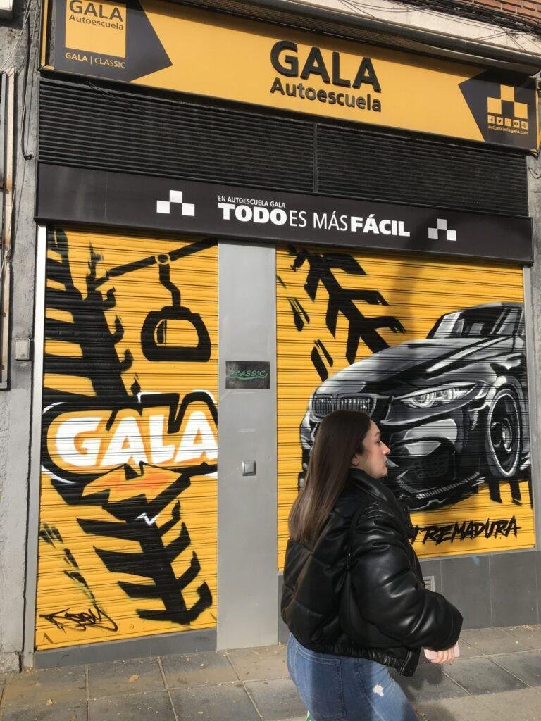 Graffiti BMW negro en persiana de Gala en Paseo de Extremadura
