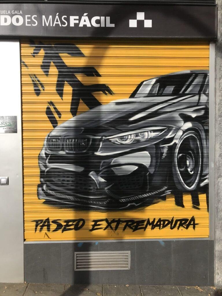 Graffiti BMW negro en persiana de Gala en Paseo de Extremadura