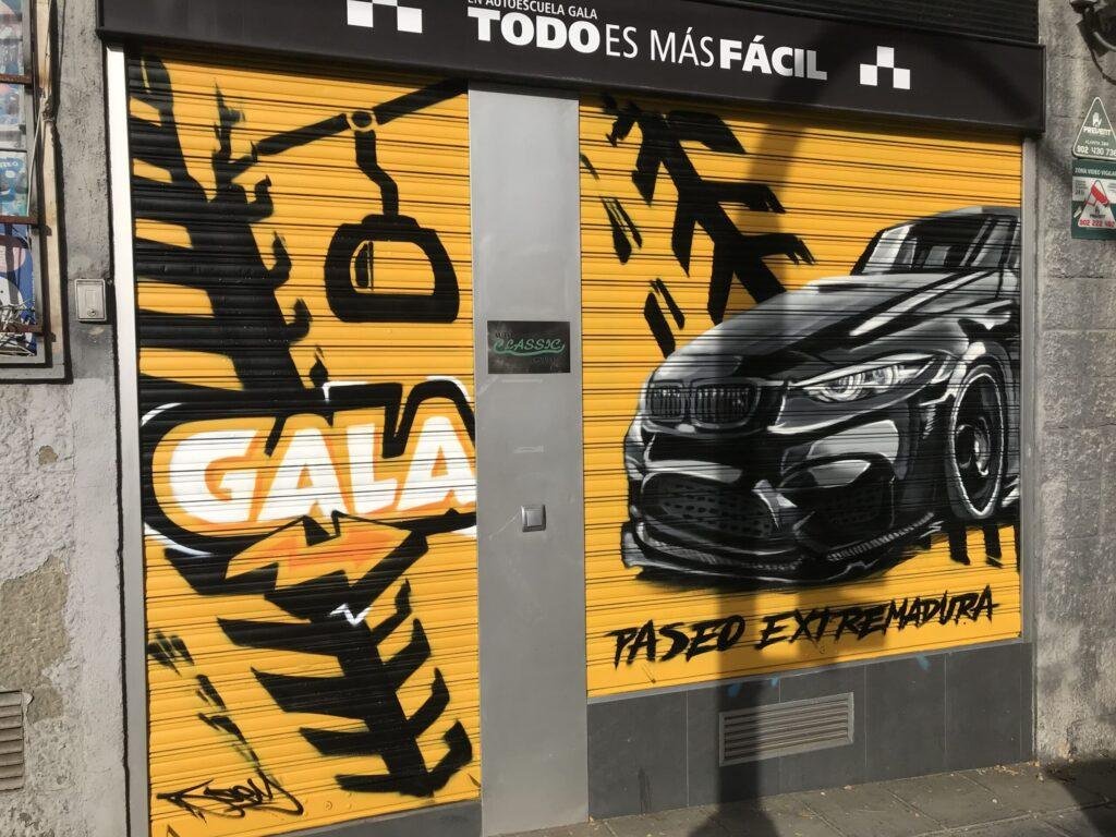 Graffiti BMW negro en persiana de Gala en Paseo de Extremadura