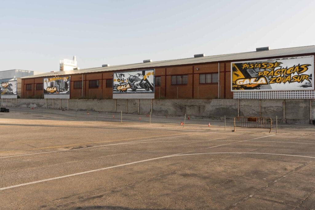 Graffiti con tráiler y texto en vallas publicitarias de Autoescuelas Gala