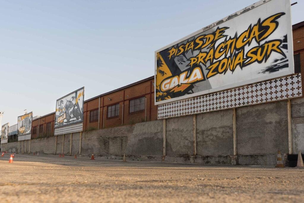 Graffiti con tráiler y texto en vallas publicitarias de Autoescuelas Gala