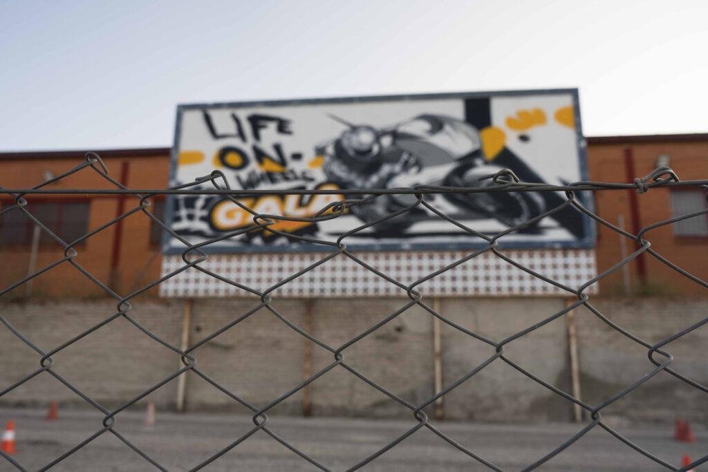 Graffiti con tráiler y texto en vallas publicitarias de Autoescuelas Gala