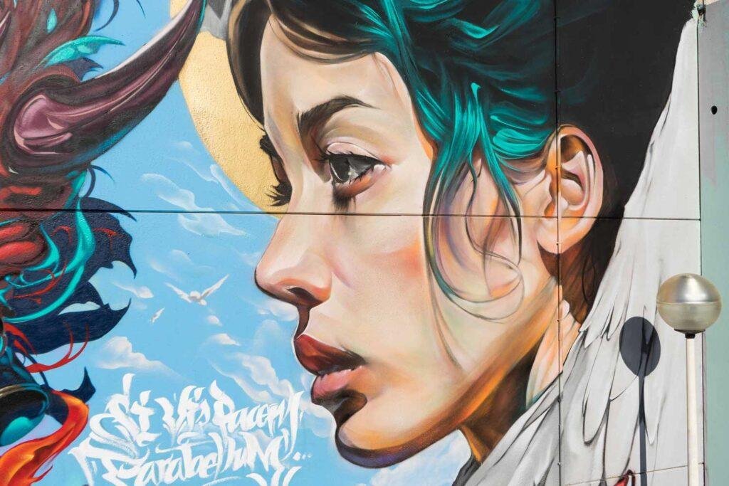 Retrato mural en fachada de edificio público en Godella, arte urbano profesional
