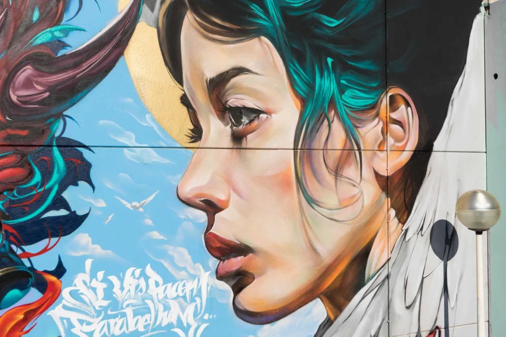 Retrato mural en fachada de edificio público en Godella, arte urbano profesional
