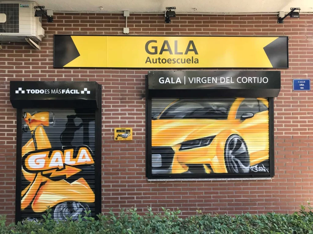 mural graffiti en cierres comerciales