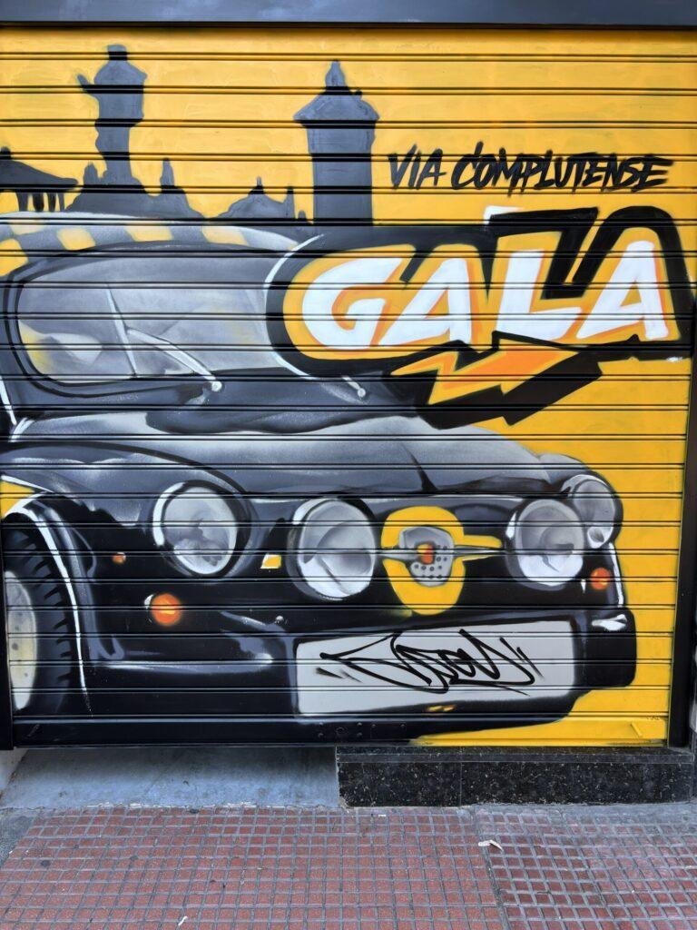 Graffiti coche clásico Abarth en sede de Gala en Alcalá de Henares