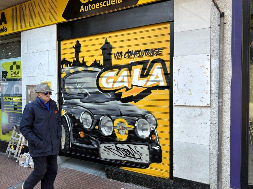Graffiti coche clásico Abarth en sede de Gala en Alcalá de Henares
