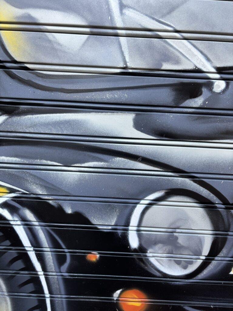 Graffiti coche clásico Abarth en sede de Gala en Alcalá de Henares