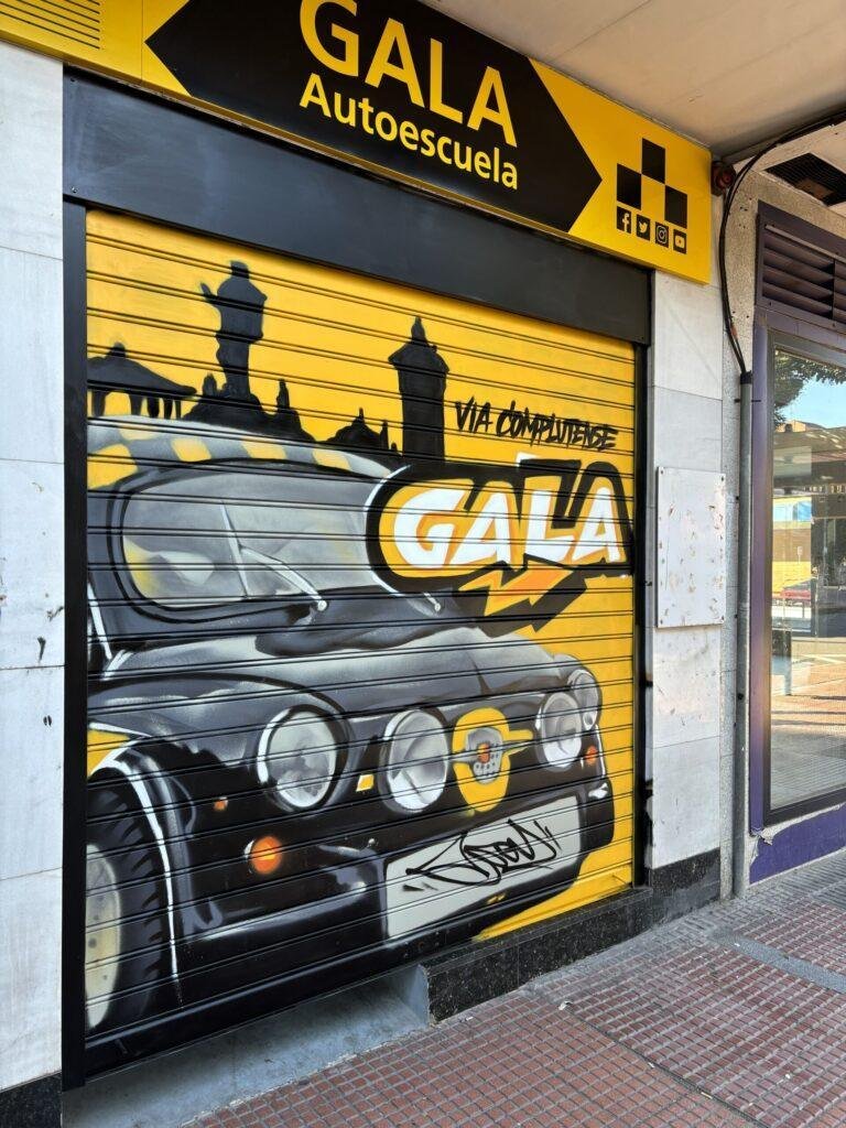 Graffiti coche clásico Abarth en sede de Gala en Alcalá de Henares