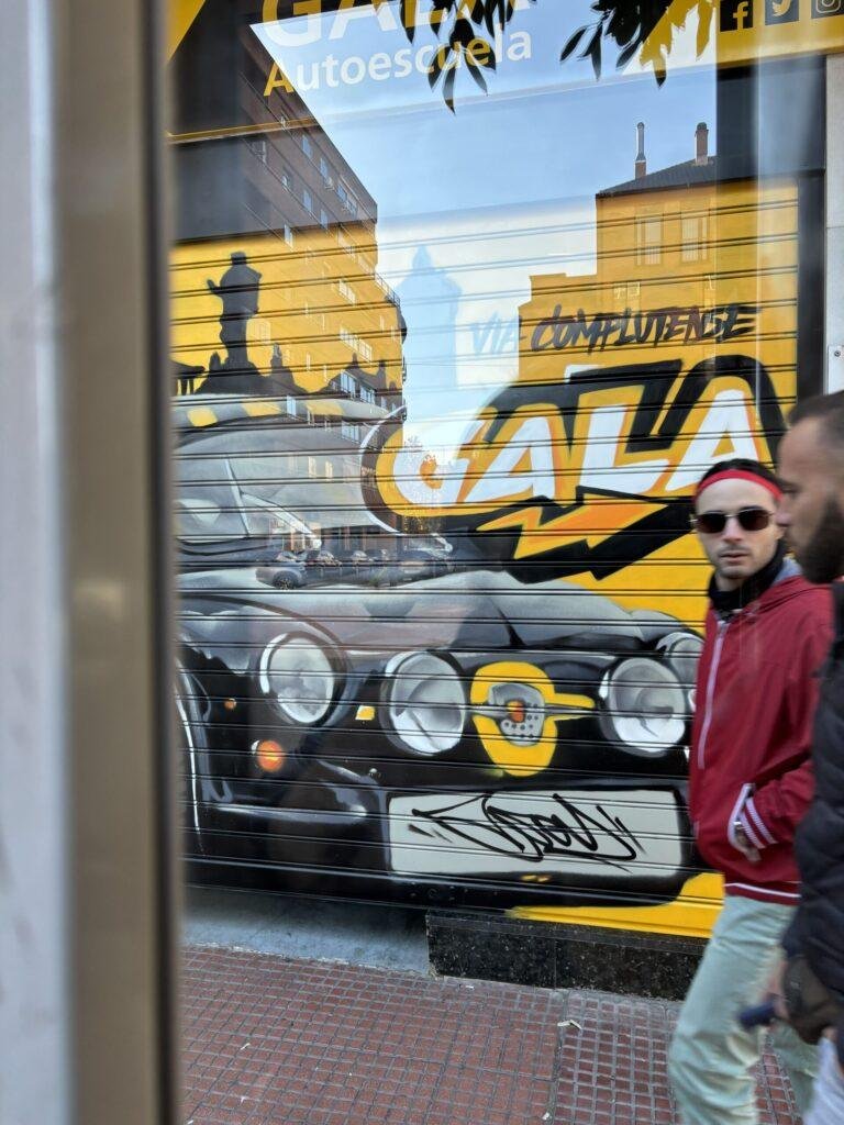 Graffiti coche clásico Abarth en sede de Gala en Alcalá de Henares