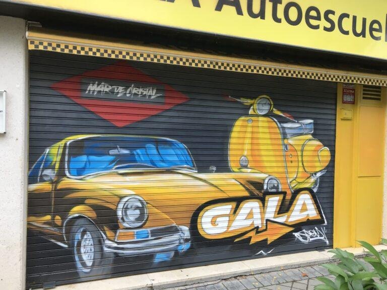 Mural con coche clásico y Vespa en Autoescuela Gala de Mar de Cristal
