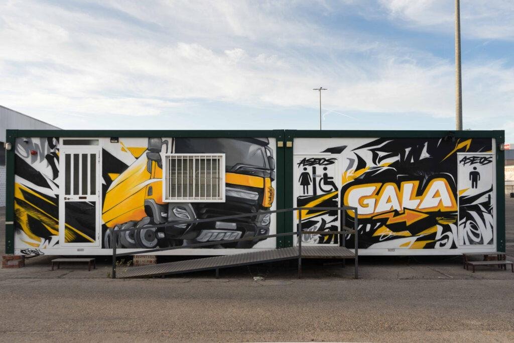 Mural en casetas modulares para prácticas de Autoescuelas Gala con estilo urbano
