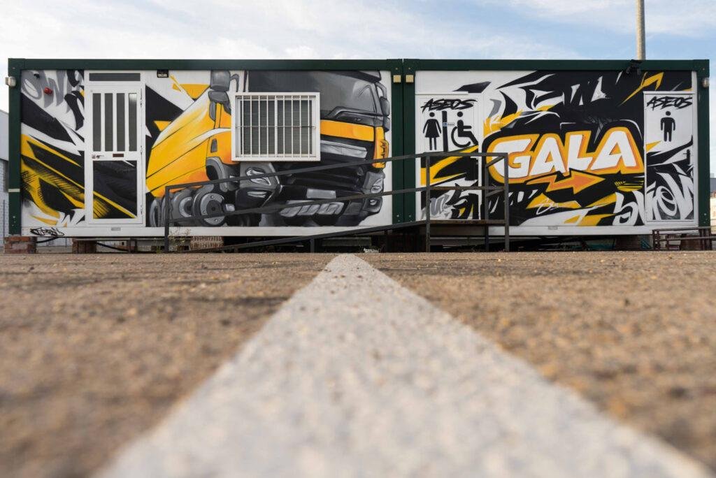 Mural en casetas modulares para prácticas de Autoescuelas Gala con estilo urbano