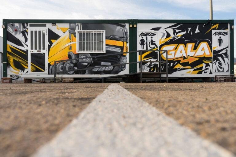 Mural en casetas modulares para prácticas de Autoescuelas Gala con estilo urbano