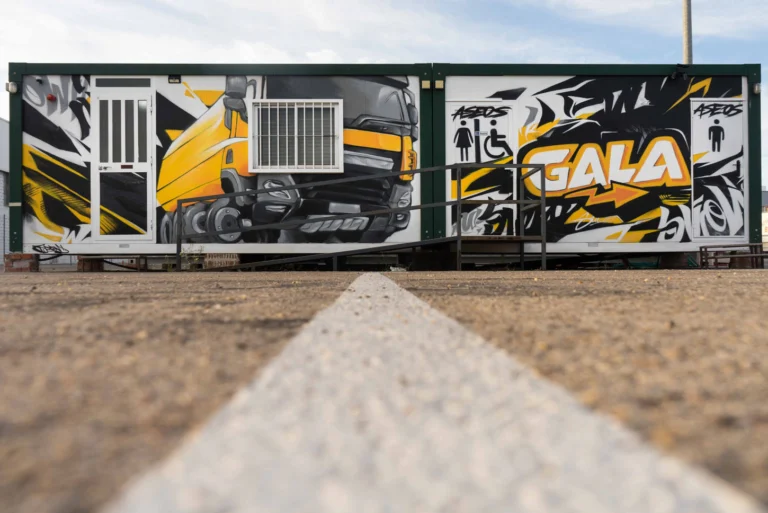 Mural en casetas modulares para prácticas de Autoescuelas Gala con estilo urbano