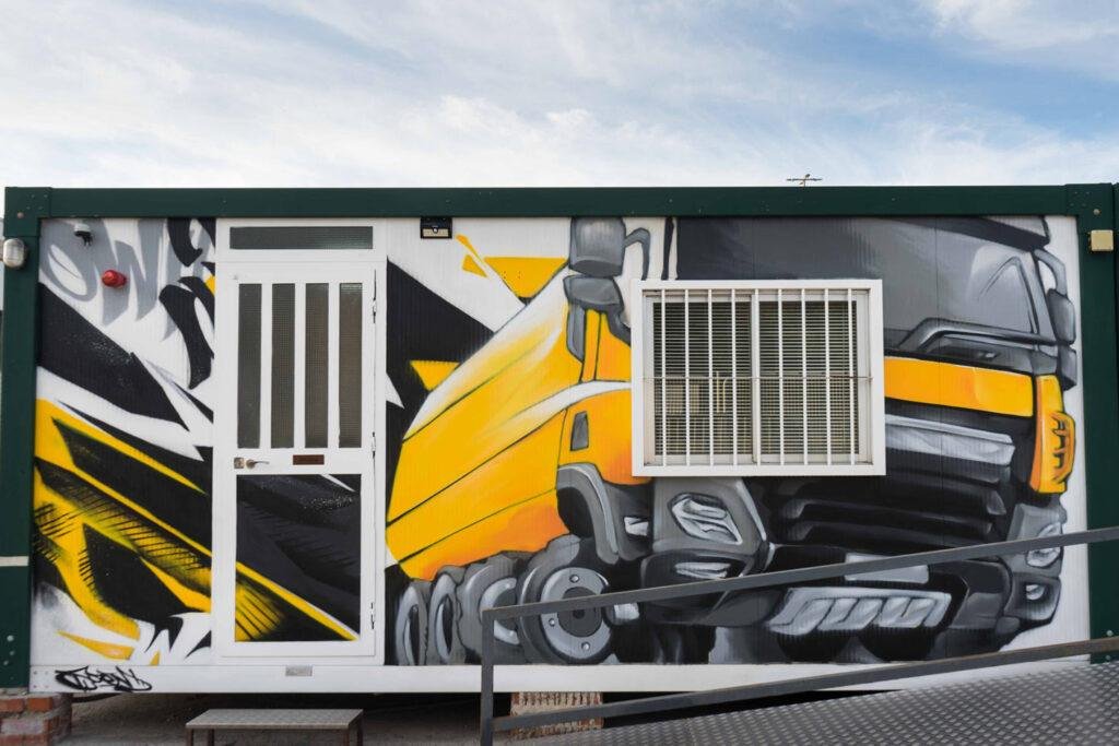 Mural en casetas modulares para prácticas de Autoescuelas Gala con estilo urbano