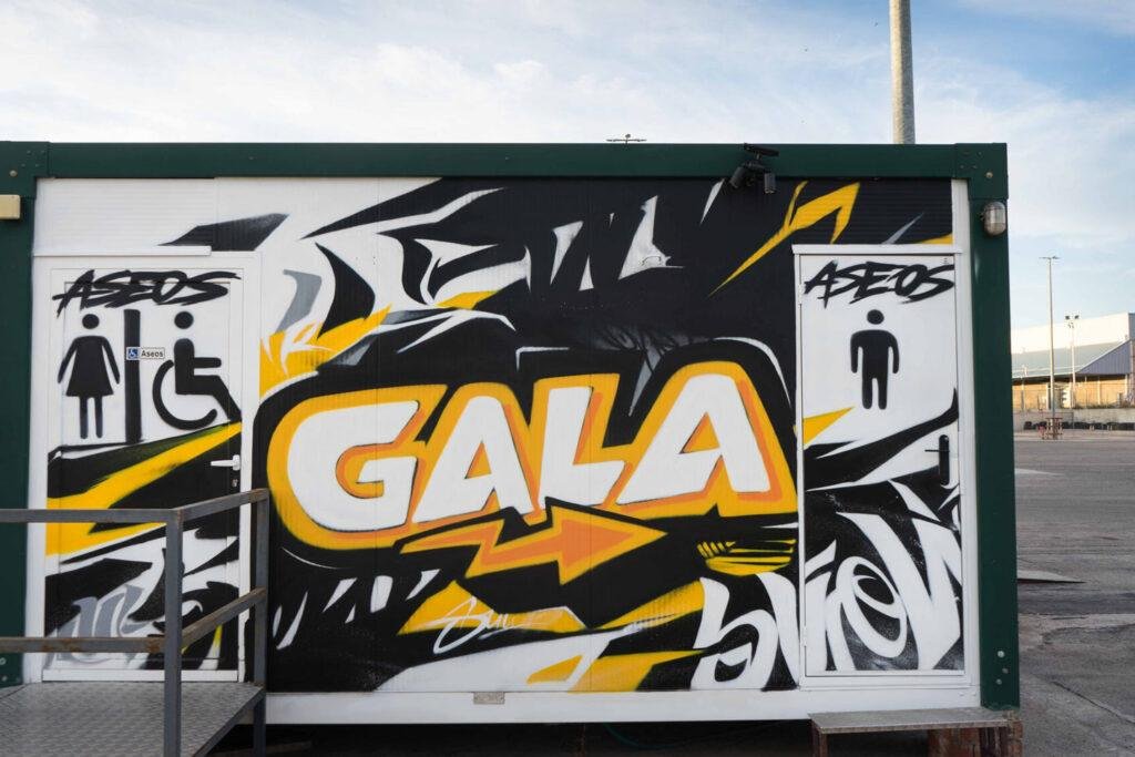 Mural en casetas modulares para prácticas de Autoescuelas Gala con estilo urbano