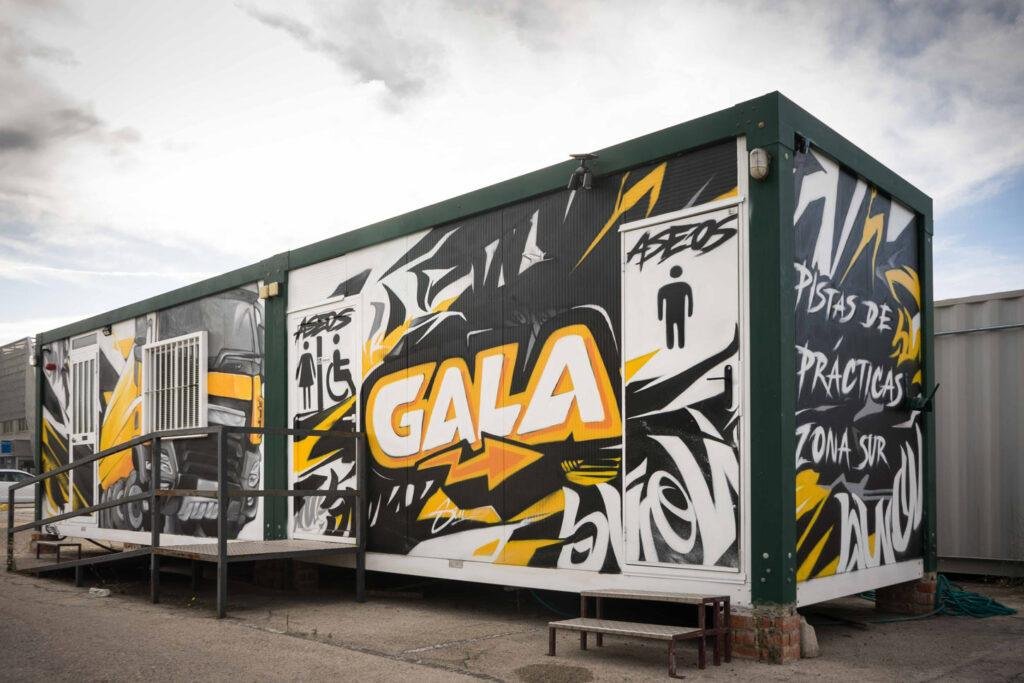 Mural en casetas modulares para prácticas de Autoescuelas Gala con estilo urbano