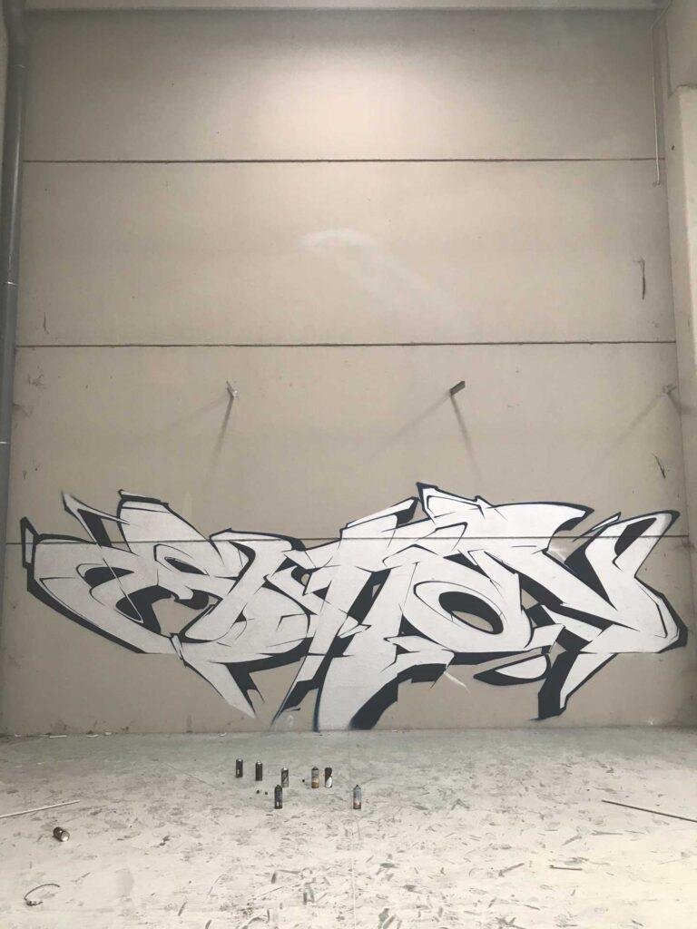 Mural wildstyle 3D plata en pared exterior