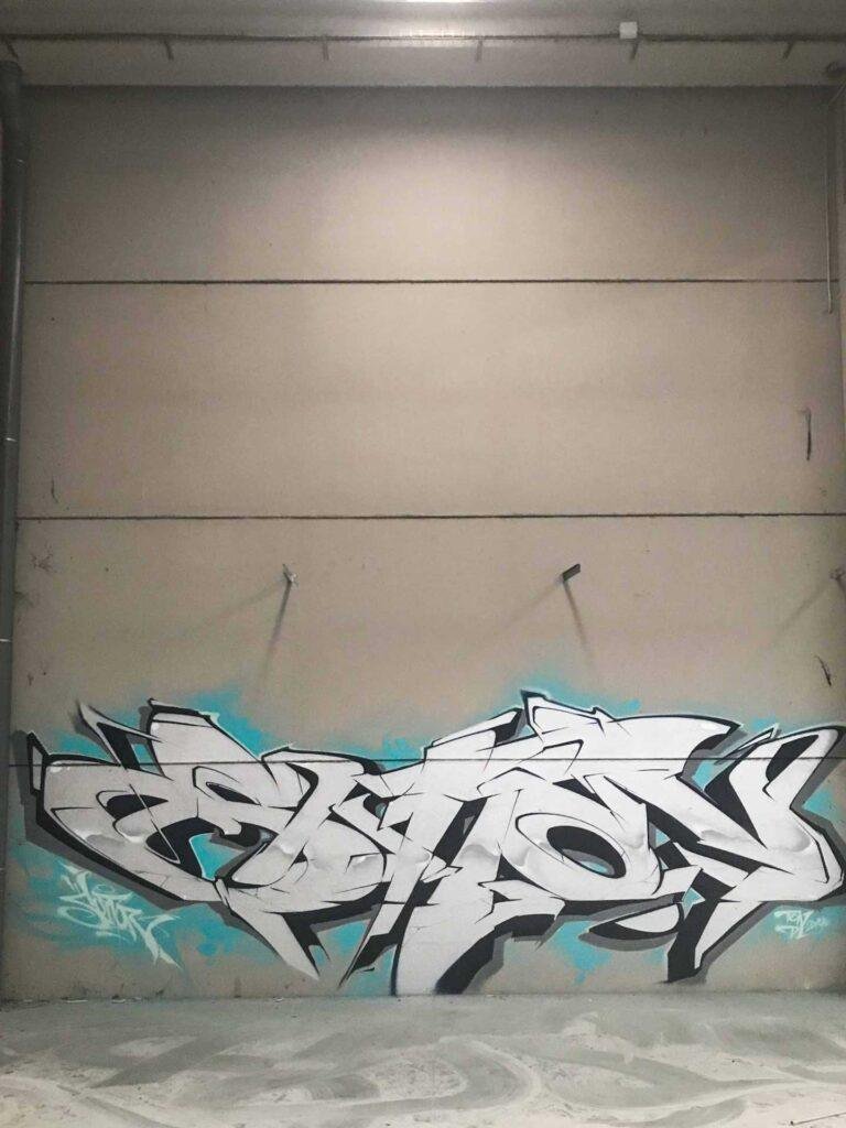 Mural wildstyle 3D plata en pared exterior