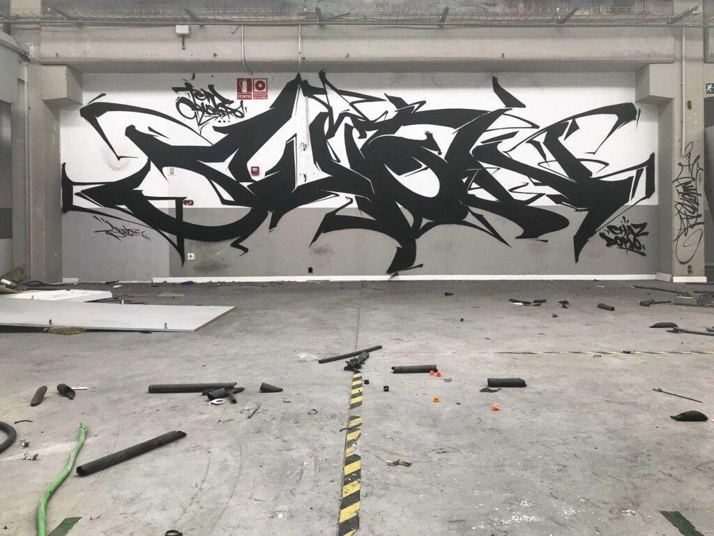 Mural wildstyle 3D plata en pared exterior