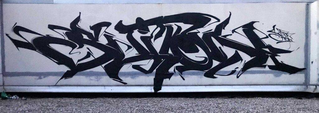 Mural wildstyle 3D plata en pared exterior
