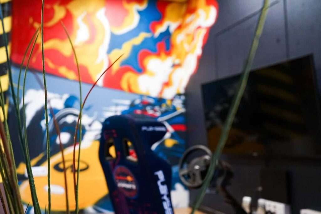 Graffiti de Red Bull con F1 y llamas en espacio interior, mural con energía y acción