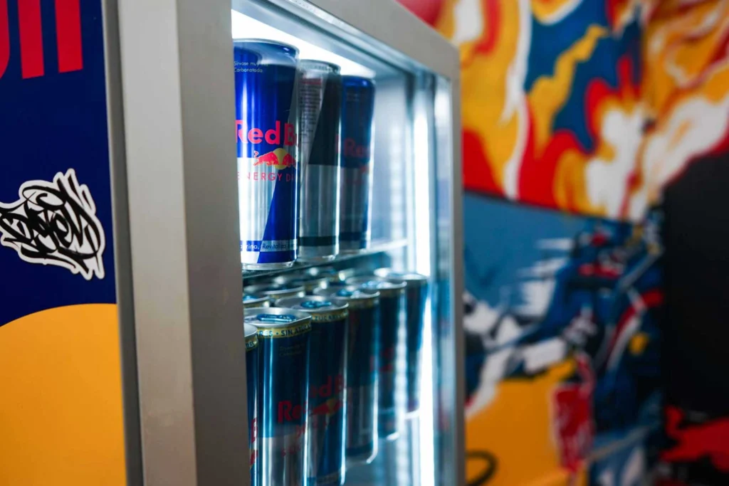 Graffiti de Red Bull con F1 y llamas en espacio interior, mural con energía y acción