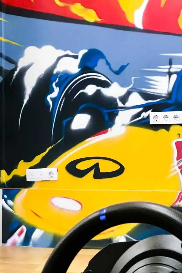 Graffiti de Red Bull con F1 y llamas en espacio interior, mural con energía y acción