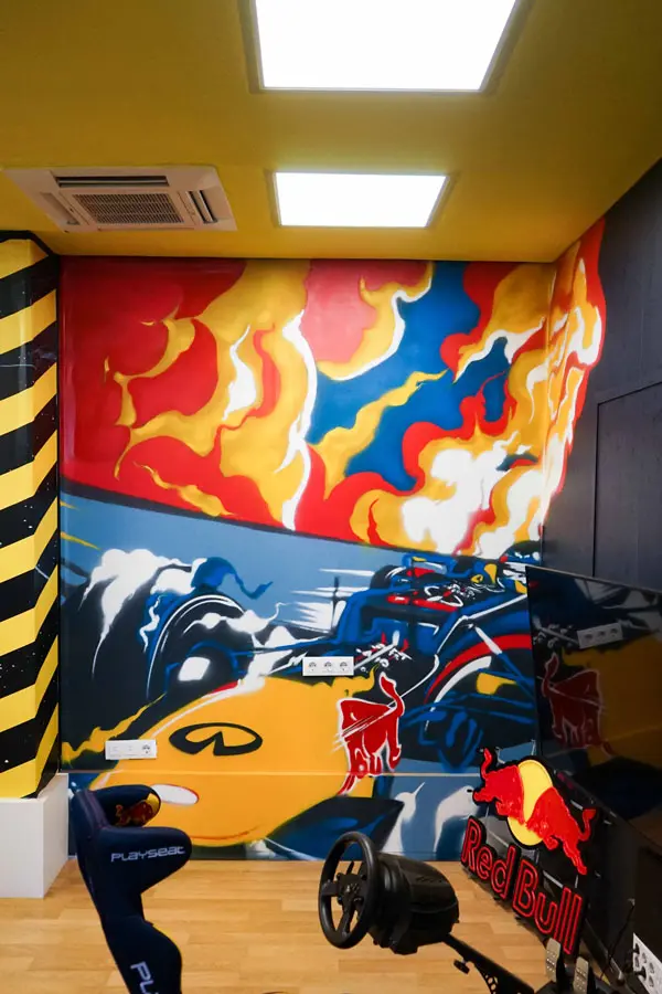 Mural decorativo corporativo para marca Red Bull con diseño de coche de Fórmula 1 y llamas