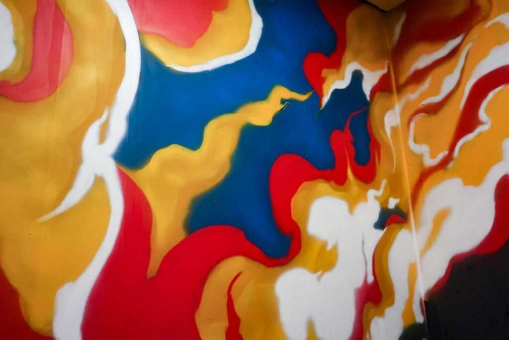 Graffiti de Red Bull con F1 y llamas en espacio interior, mural con energía y acción