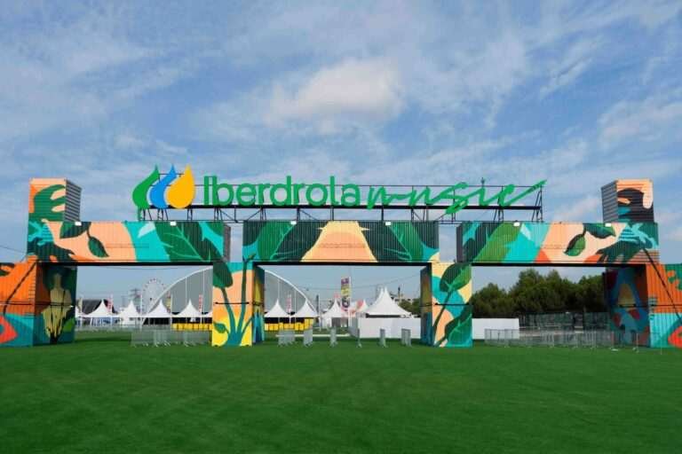 Mural exterior para evento musical en la entrada del Mad Cool Madrid