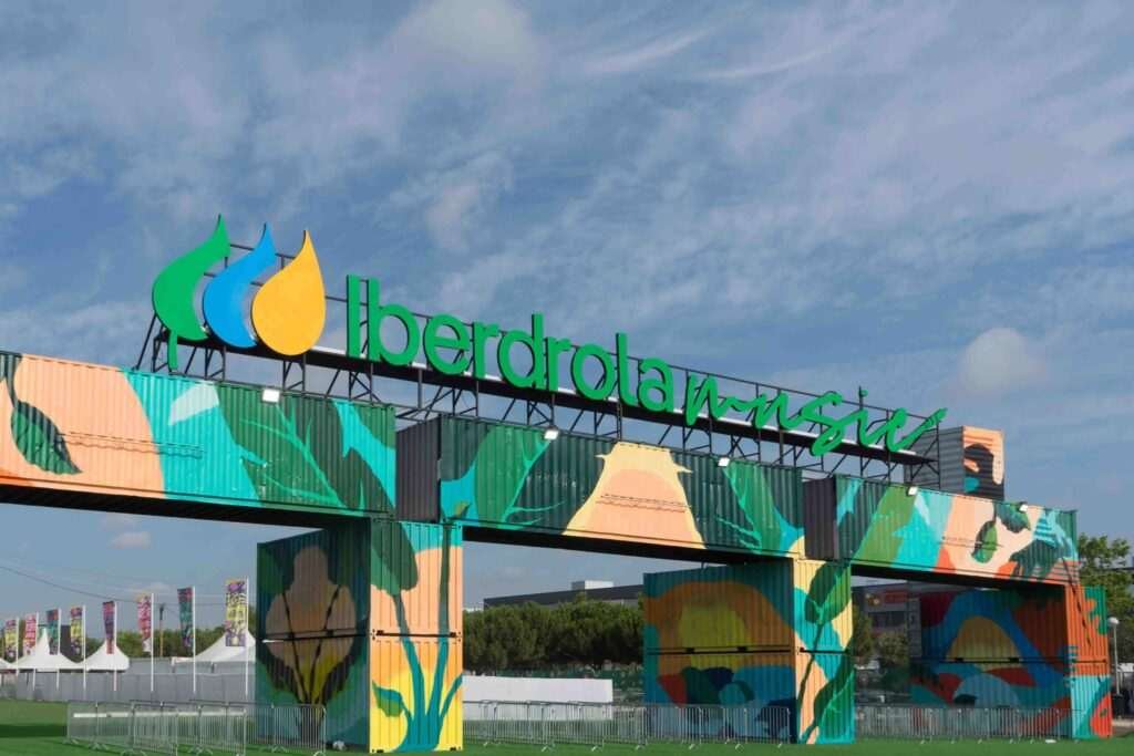 Entrada del festival Mad Cool decorada con mural graffiti profesional