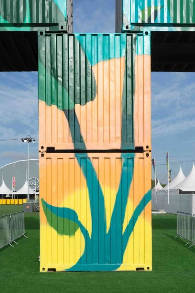 Mural artístico a gran escala para Iberdrola en la entrada del festival Mad Cool
